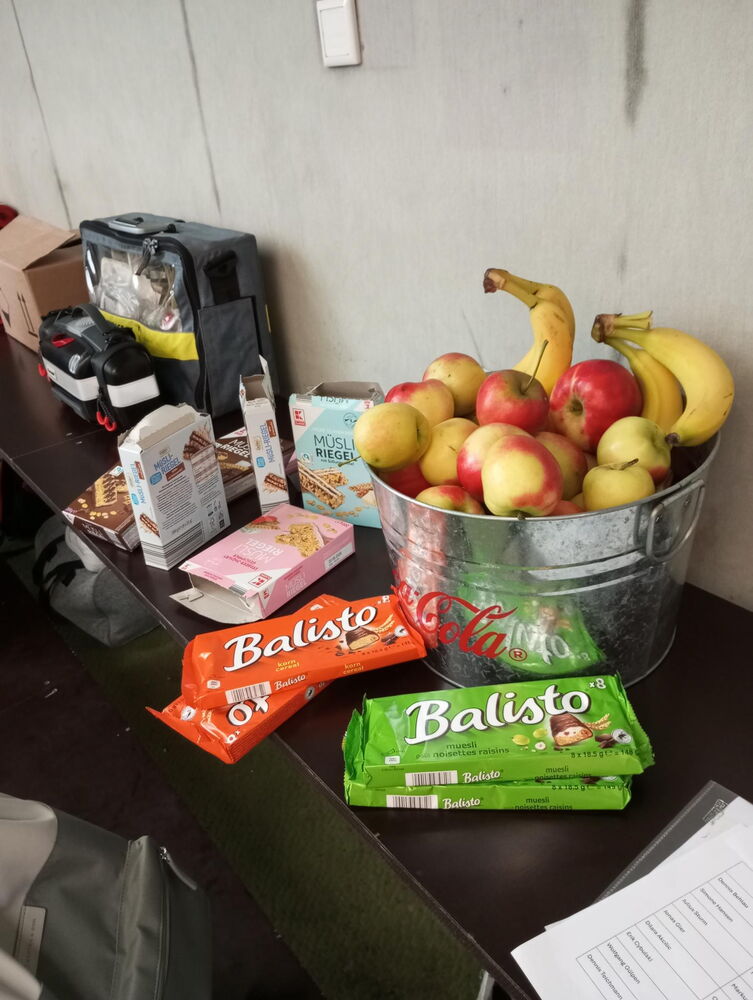 Ein Tisch mit frischem Obst und Müsliriegeln